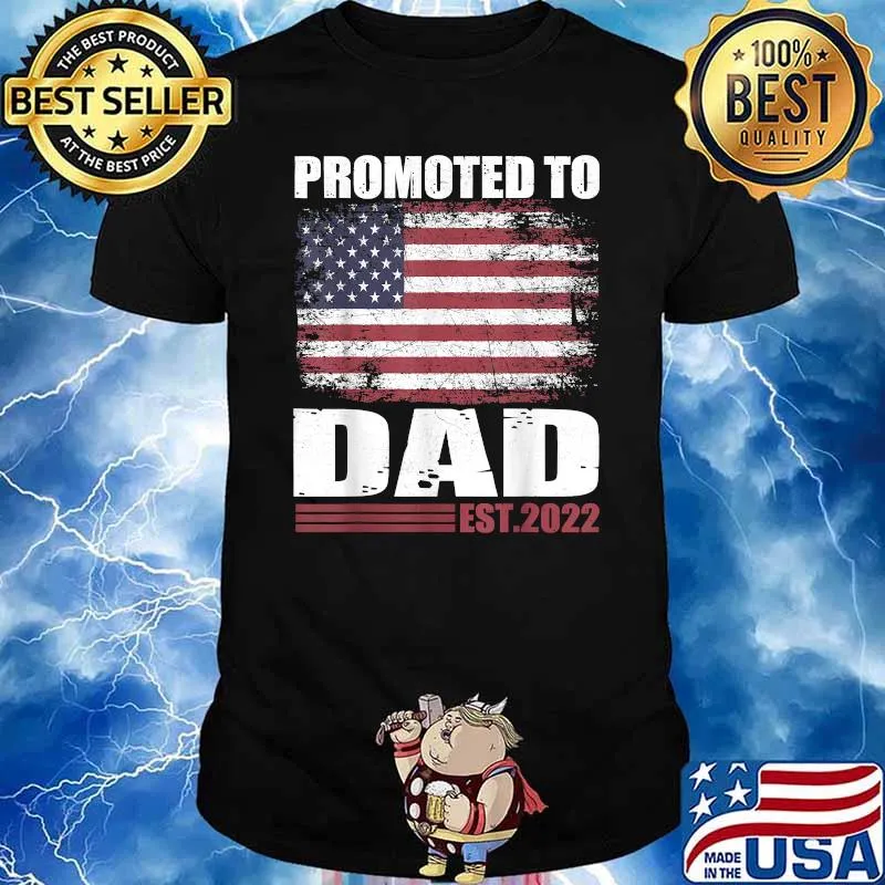 Promoted To Dad 2022 Happy Family With Vintage Flag T-Shirt