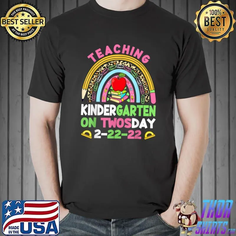 Teaching Kindergarten Grade On Twosday 2-22-22 22nd Teachers T-Shirt Unisex