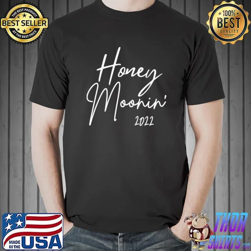 Honeymoonin' 2022 Wedding Vacation For Honeymoon Trip T- Unisex