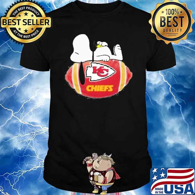 Snoopy and woodstock sleep on Kansas city Chiefs shirt