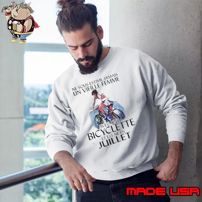 Ne Sous estimez Jamais Un Vieille Femme Avec Une Bicyclette Et Est Ne En Juillet Sweatshirt