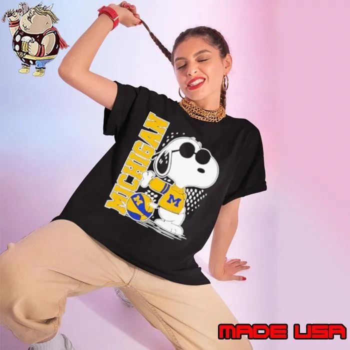 Snoopy Michigan Wolverines pose stand shirt