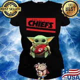 Baby yoda hug kansas city chiefs football logo s Ladies tee