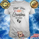 First Time Grandma 2022 Pregnancy announcement New Grandma T-Shirt