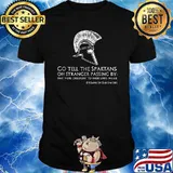 Go tell the spatans oh stranger passing by that here obedient to their laws we lie Epitaph of Simonides T-Shirt