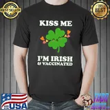 Awesome Kiss Me I'm Irish Vaccinated Vaccination Vaccine Shot Jab T-shirt