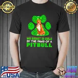 St Patrick’s Day My Heart Is Held By The Paws Of A Brown Pitbull Terrier Shirt Unisex