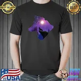 Wolf howling at the moon T-Shirt