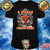 Never underestimate a woman who understands Chicago Bears Graphic T-Shirt