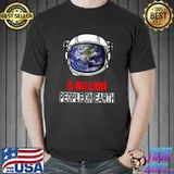 Astronaut 8 billion people on earth 2022 T-Shirt