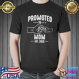 Promoted To Mom 2023 Present For First Time New Family 2023 Stars T-Shirt
