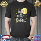 Light in the darness moon live in accordance with the stars T-Shirt