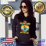 Snowboard Lover Mountain Skier The Meowtains Are Calling Cat With Sunglasses Retro T-Shirt Hoodie
