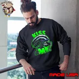 Funny xenomorph wants a kiss s Sweatshirt