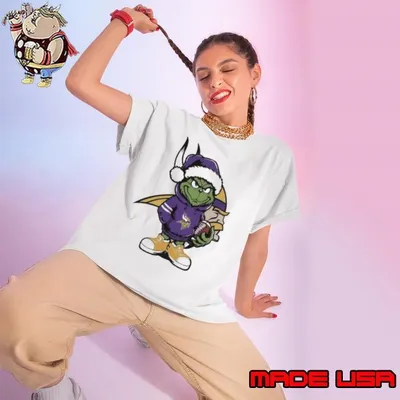 Grinch hug ball Minnesota Vikings Christmas Ladies tee