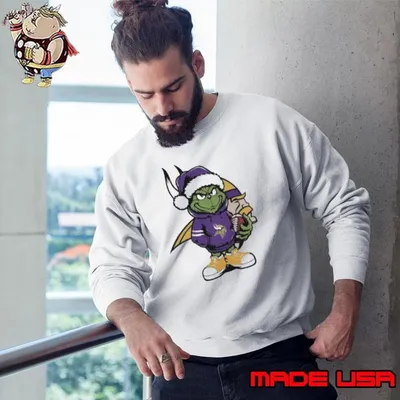 Grinch hug ball Minnesota Vikings Christmas shirt
