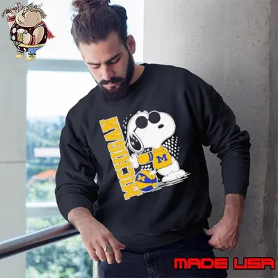 Snoopy Michigan Wolverines pose stand Sweatshirt
